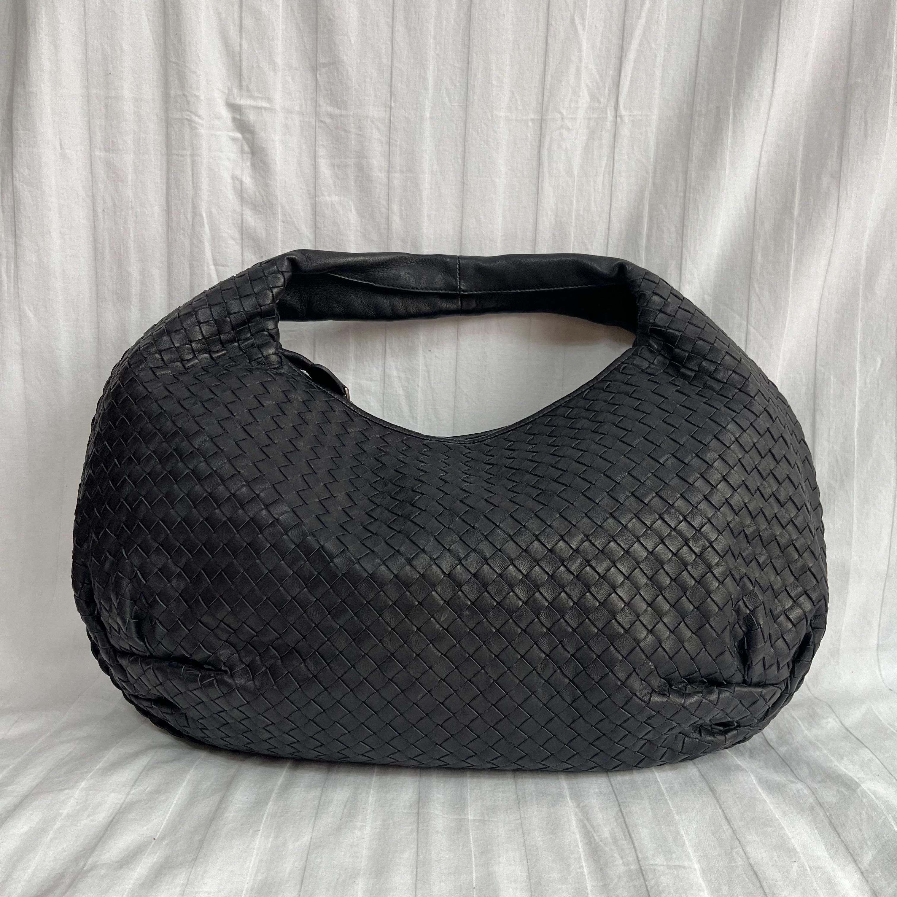 Bottega Veneta Belly Hobo Intrecciato Black Leather Maxi 50cm
Il s'agit de photos professionnelles du sac offert par Luxbags.
Ce sac hobo Belly de Bottega Veneta est une pièce de luxe exceptionnelle, réalisée en cuir d'agneau emblématique avec le