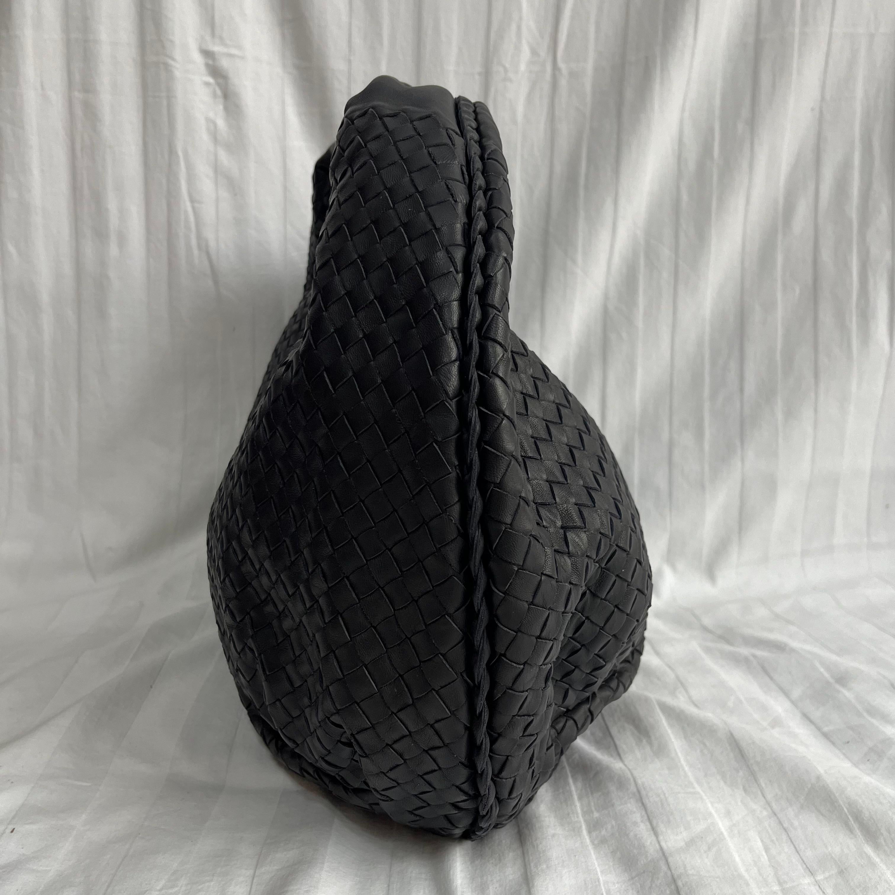 Bottega Veneta Belly Hobo Intrecciato Black Leather Maxi 50cm Bon état - En vente à AUBERVILLIERS, FR