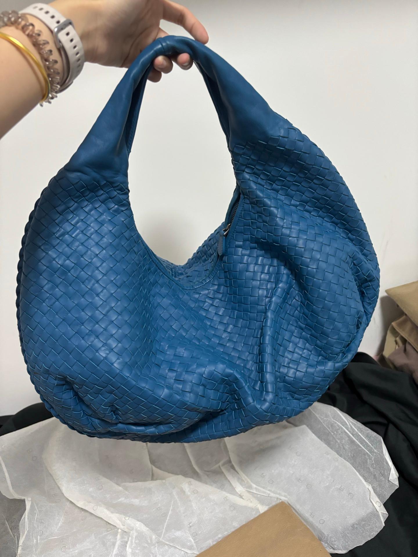 Bottega Veneta Belly Hobo Intrecciato Bleu Marine Cuir Maxi 50cm
Il s'agit de photos professionnelles du sac offert par Luxbags.
Ce sac hobo Belly de Bottega Veneta est une pièce de luxe exceptionnelle, réalisée en cuir d'agneau emblématique avec le