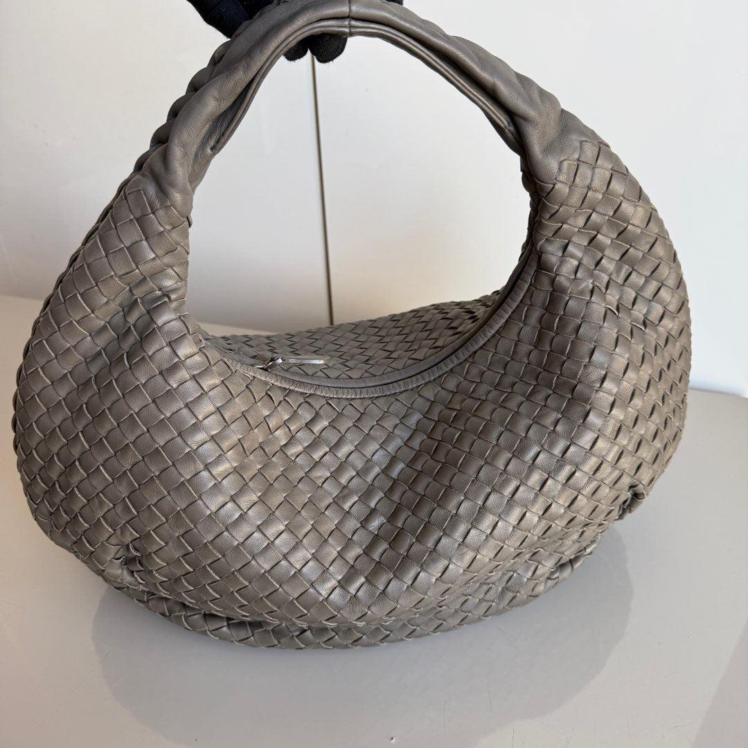 Bottega Veneta Vientre Hobo Intrecciato Piel Gris Mediana 40cm
 Estas son fotos profesionales de la bolsa real.
 Este Bolso Vientre Hobo de Bottega Veneta es una pieza excepcional de lujo, confeccionada en la emblemática piel de cordero con el