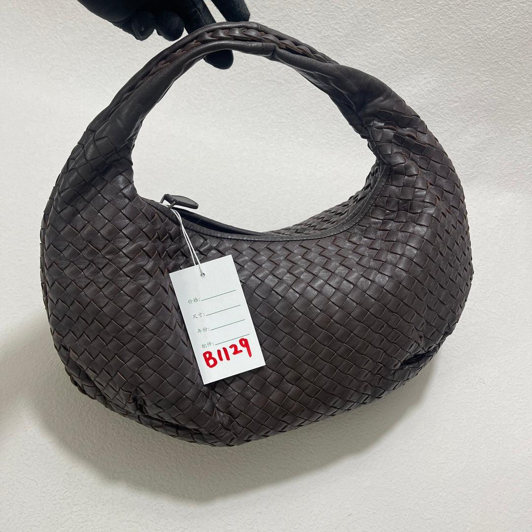 Bottega Veneta Belly Hobo Intrecciato in Pelle d'Agnello Cioccolato al Latte Marrone Medio 40cm
Queste sono foto professionali della borsa vera e propria.
  La Belly Hobo Bag di Bottega Veneta è un pezzo di lusso eccezionale, realizzato con