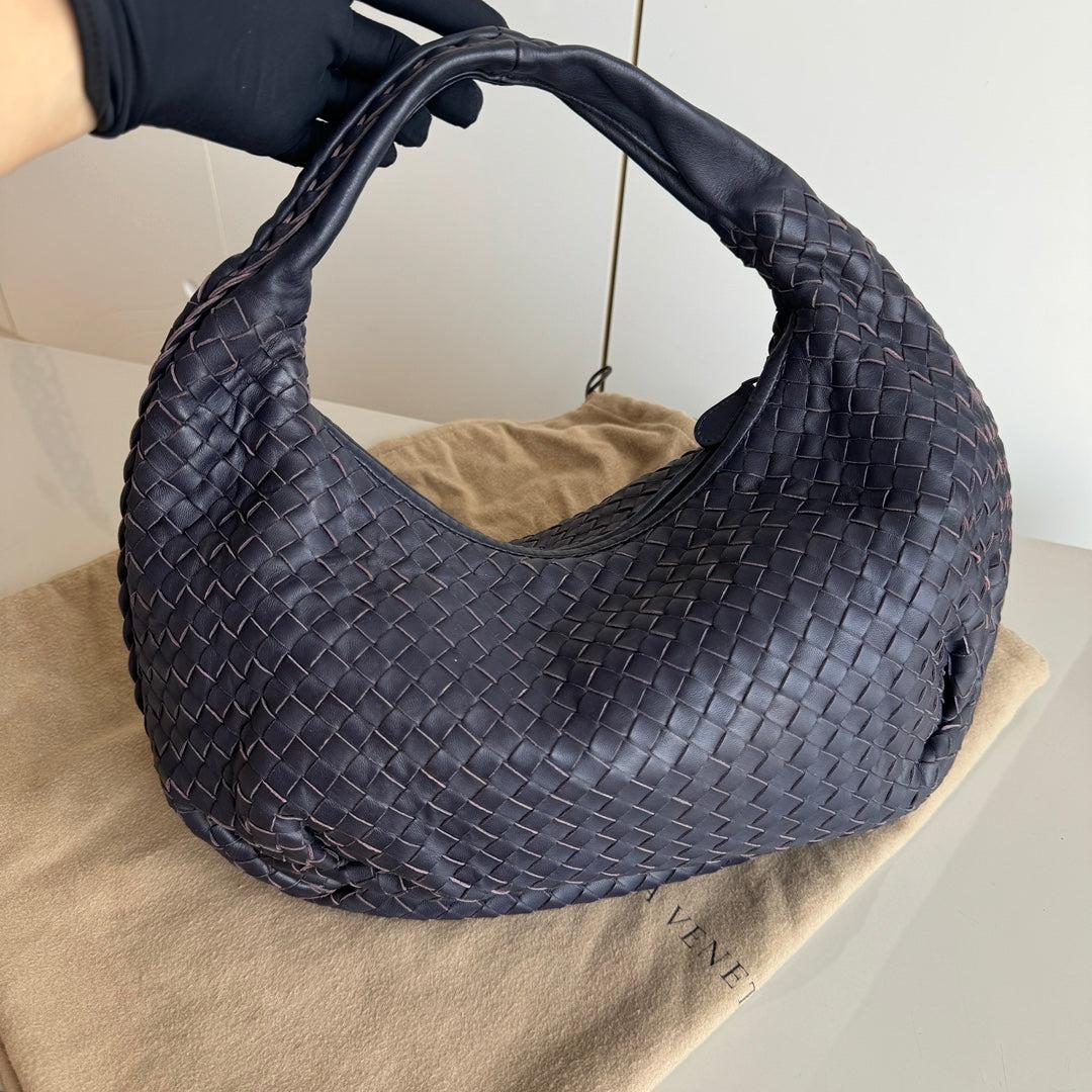 Bottega Veneta Vientre Hobo Intrecciato Piel de cordero Azul Marino 5077 Mediano 40cm

  
  Este Bolso Vientre Hobo de Bottega Veneta es una pieza excepcional de lujo, confeccionada en la emblemática piel de cordero con el instantáneamente