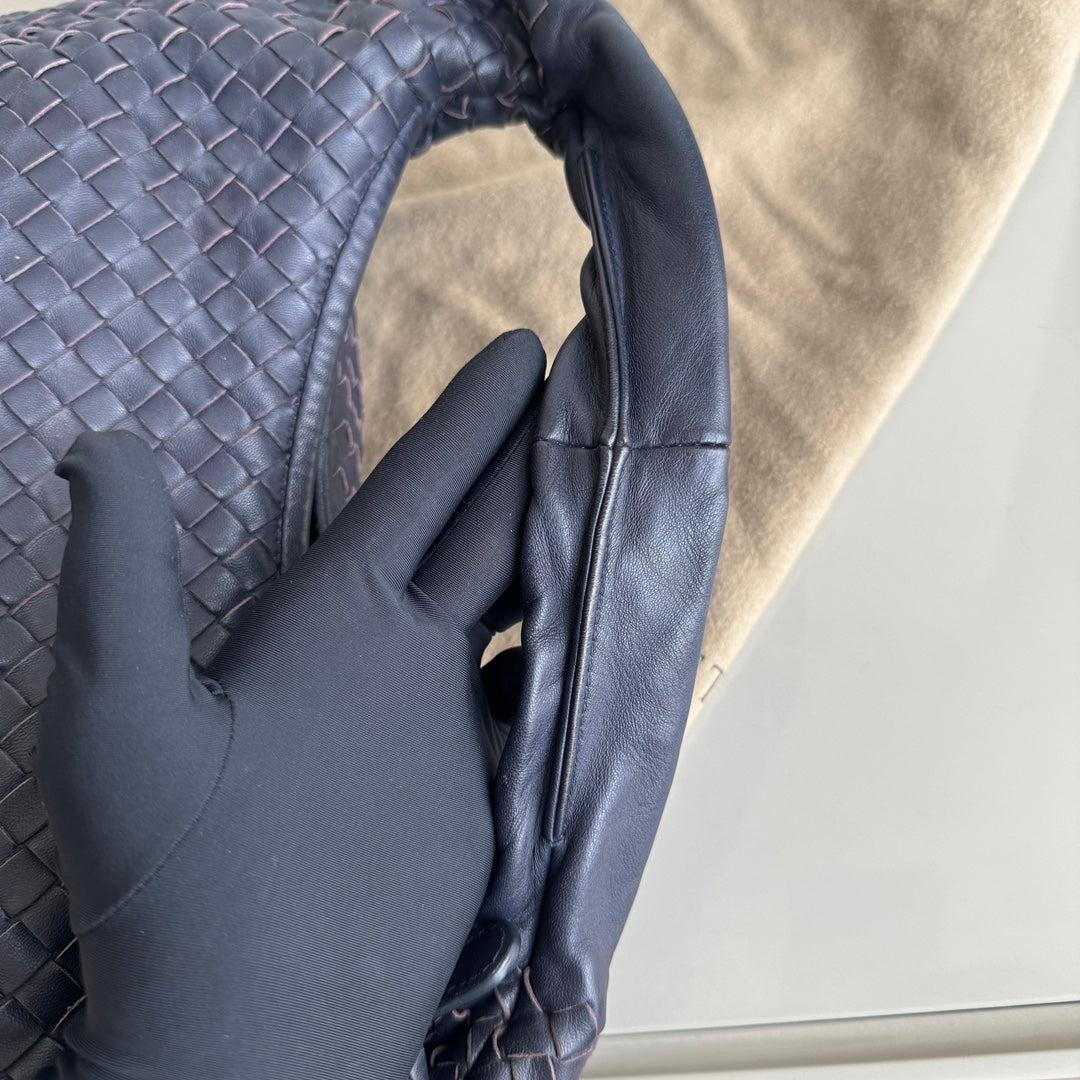 Bottega Veneta Vientre Hobo Intrecciato Piel de cordero Azul Marino 5077 Mediano 40cm en Excelente Estado en AUBERVILLIERS, FR