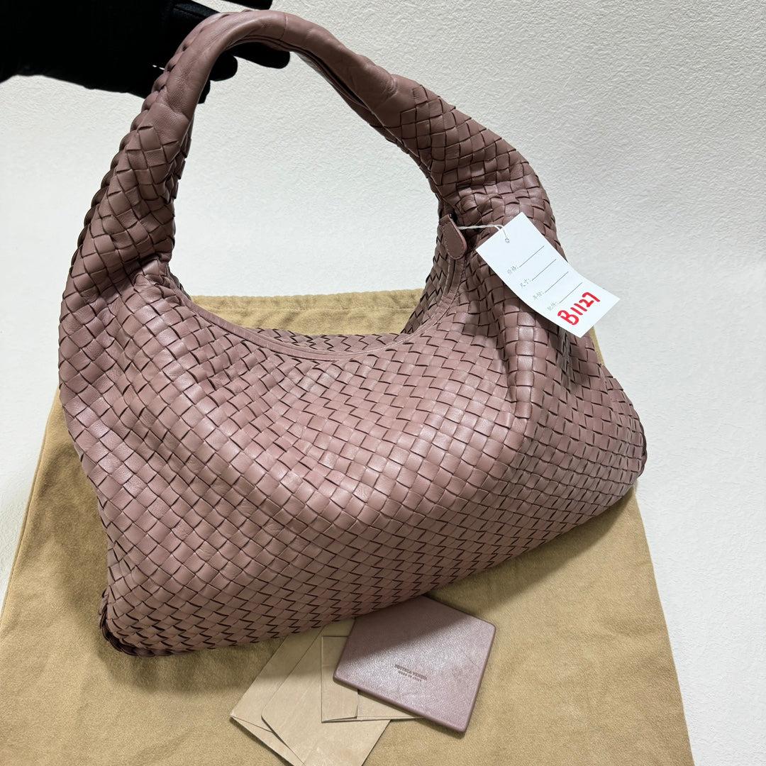 Bottega Veneta Belly Hobo Intrecciato Lambskin Leather Nude Purple Medium 40cm
These are professional photos of the actual bag.
  This Bottega Veneta Belly Hobo Bag is an exceptional piece of luxury, crafted from iconic lambskin leather with the