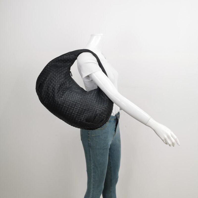 Bottega Veneta Vientre Hobo Intrecciato Piel Negro Grande 55cm
  Estas son fotos profesionales de la bolsa real.
  Este Bolso Vientre Hobo de Bottega Veneta es una pieza excepcional de lujo, confeccionada en la emblemática piel de cordero con el