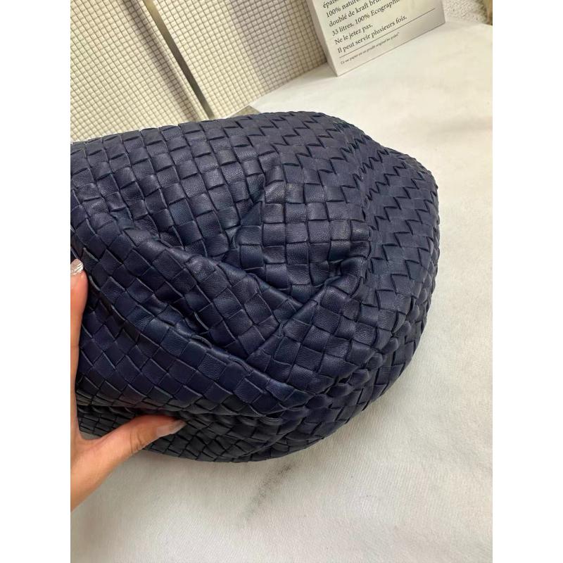 Bottega Veneta Belly Hobo Intrecciato Leather Navy Large 45
Il s'agit de photos professionnelles du sac offert par Luxbags.
Ce sac hobo Belly de Bottega Veneta est une pièce de luxe exceptionnelle, réalisée en cuir d'agneau emblématique avec le