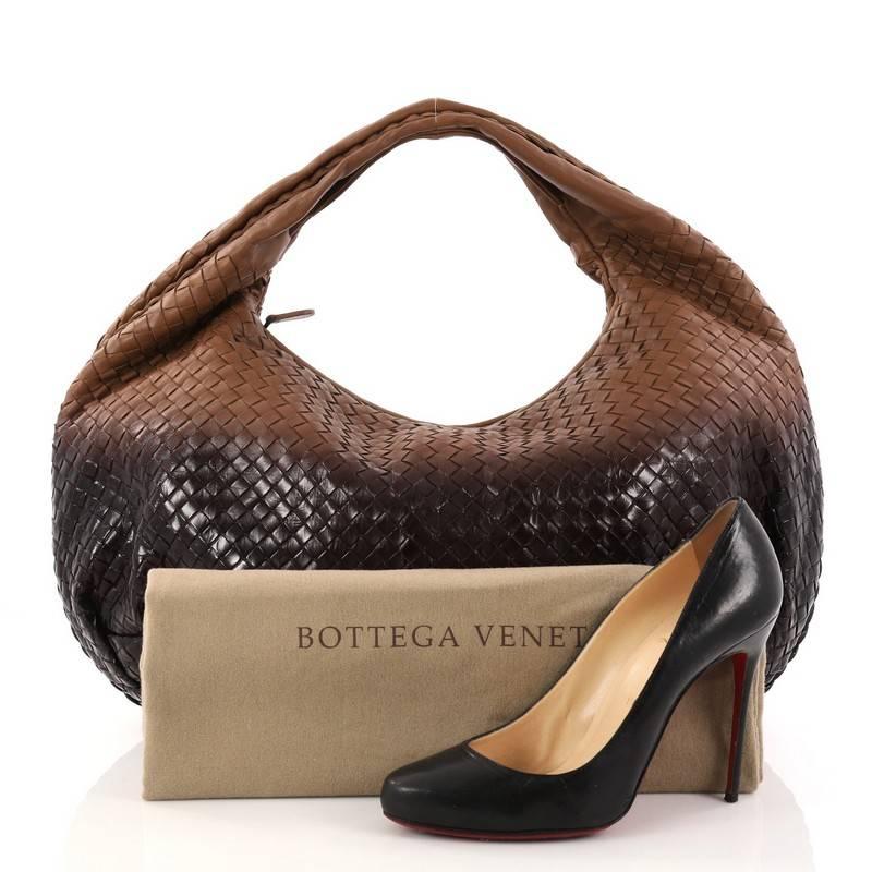 This authentic Bottega Veneta Belly Hobo Intrecciato Nappa Large is a timelessly elegant bag with a casual silhouette. Excellently crafted from brown nappa leather woven in Bottega Veneta's signature intrecciato method, this no-fuss hobo features a