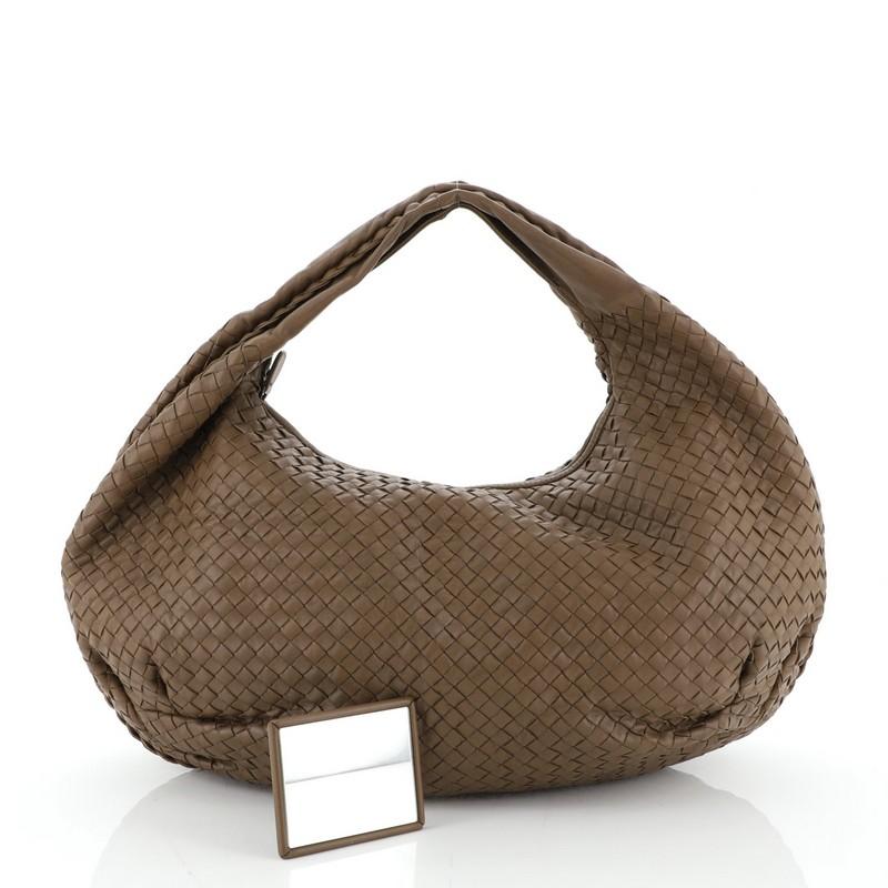 This Bottega Veneta Belly Hobo Intrecciato Nappa Large, crafted from brown intrecciato nappa leather, features a single looped strap and gunmetal-tone hardware. Its zip closure opens to a brown suede interior with side zip and slip pockets.