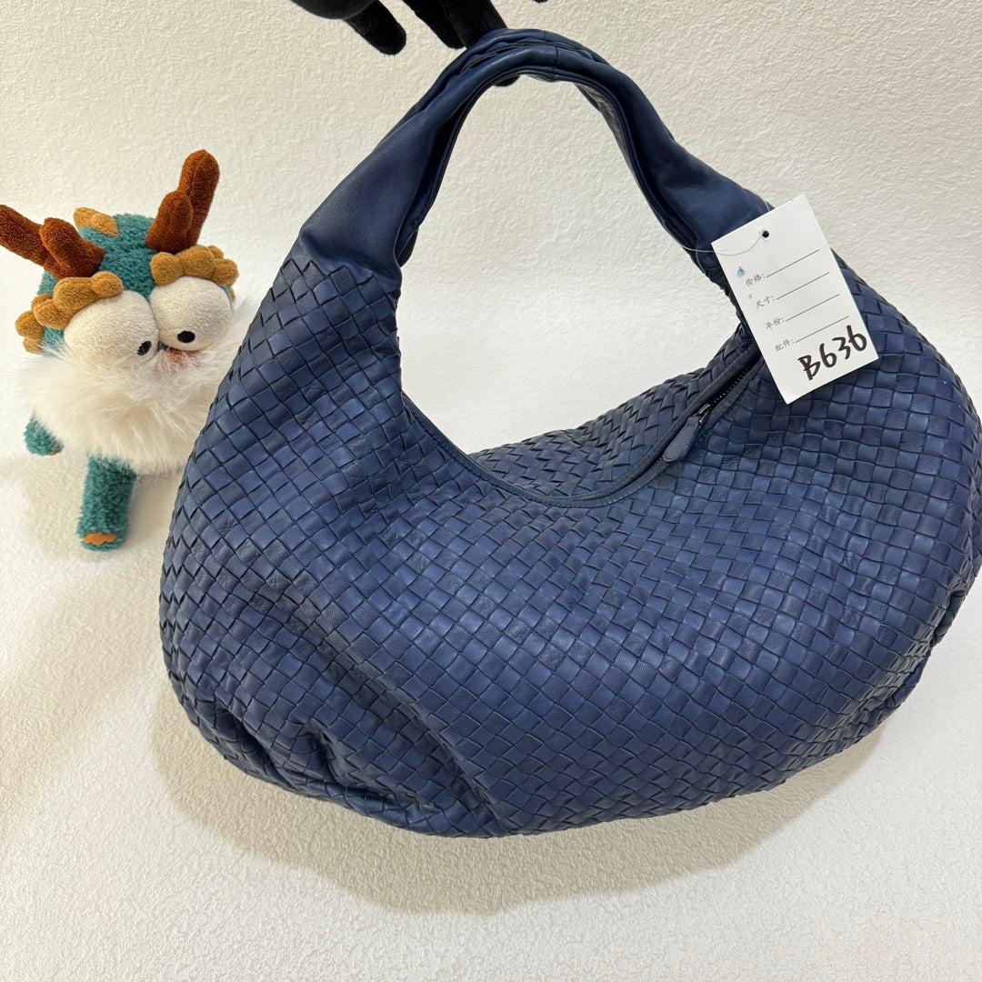 Bottega Veneta Belly Hobo Intrecciato Navy Large 47cm
 Il s'agit de photos professionnelles du sac offert par Luxbags.
 Ce sac hobo Belly de Bottega Veneta est une pièce de luxe exceptionnelle, réalisée en cuir d'agneau emblématique avec le tissage