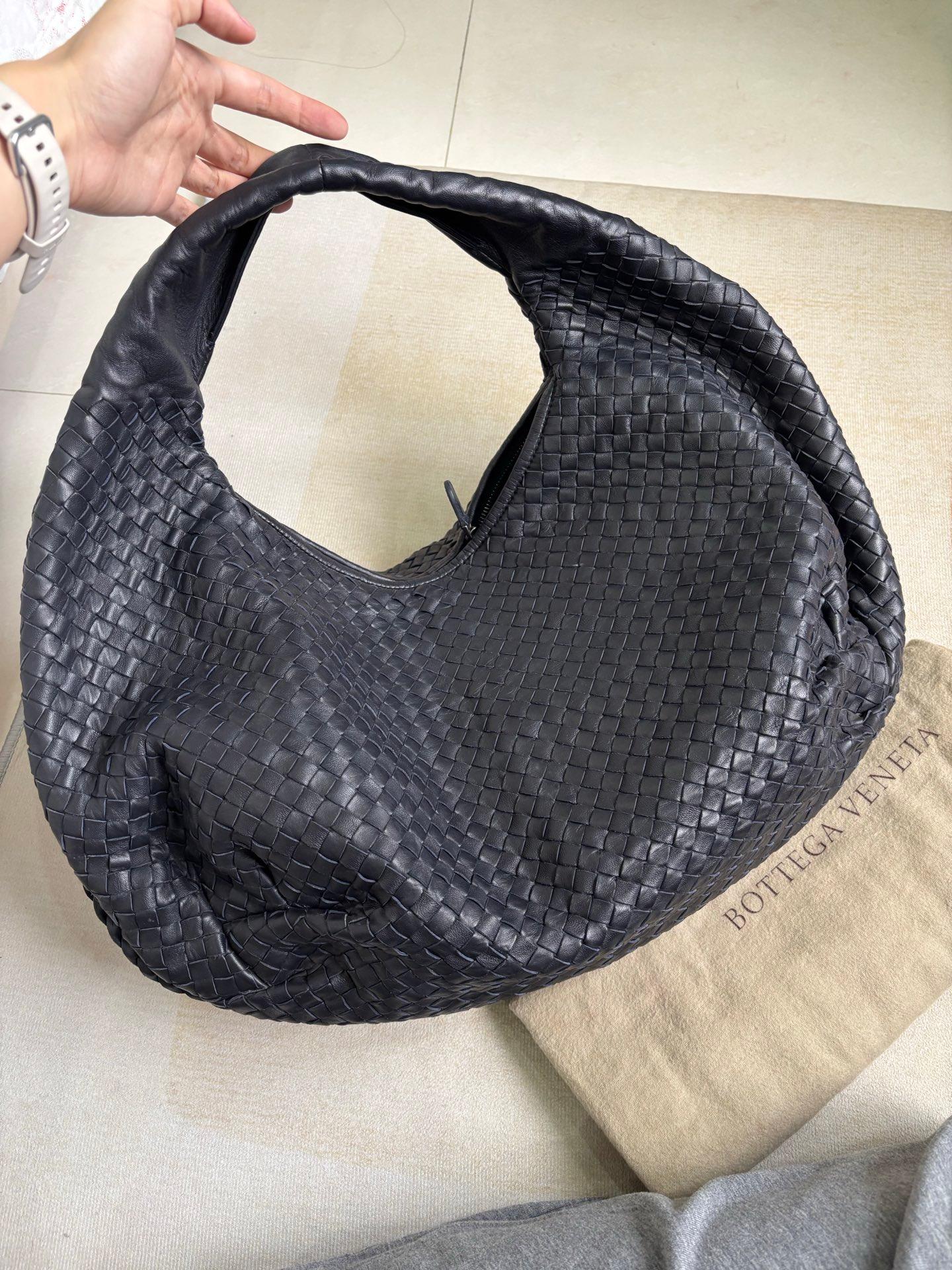 Bottega Veneta Belly Hobo Intrecciato in pelle Navy Maxi 50cm
Queste sono foto professionali della borsa offerta da Luxbags.
La Belly Hobo Bag di Bottega Veneta è un pezzo di lusso eccezionale, realizzato con l'iconica pelle d'agnello con