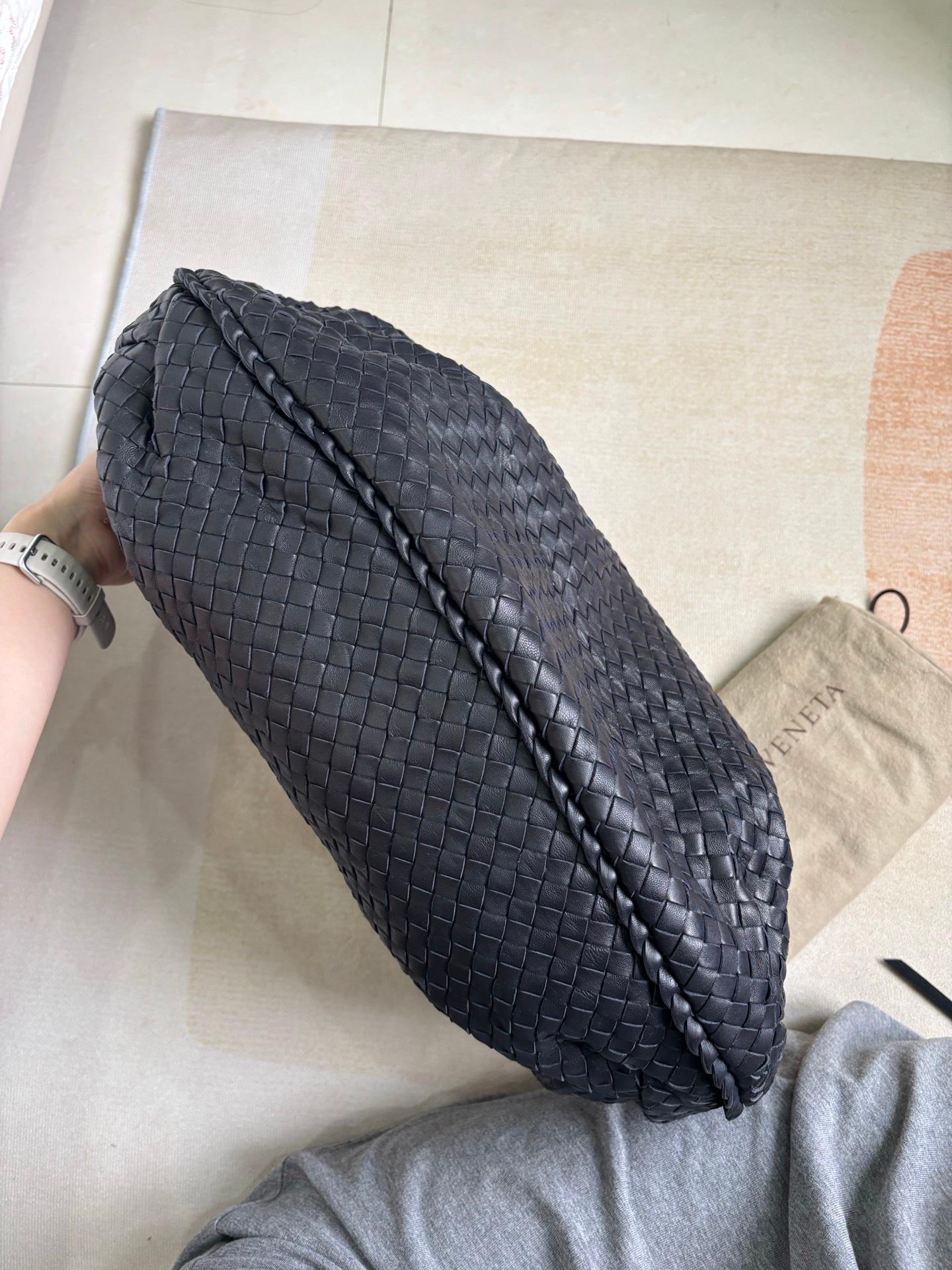 Bottega Veneta Belly Hobo Intrecciato in pelle Navy Maxi 50cm in vendita 1