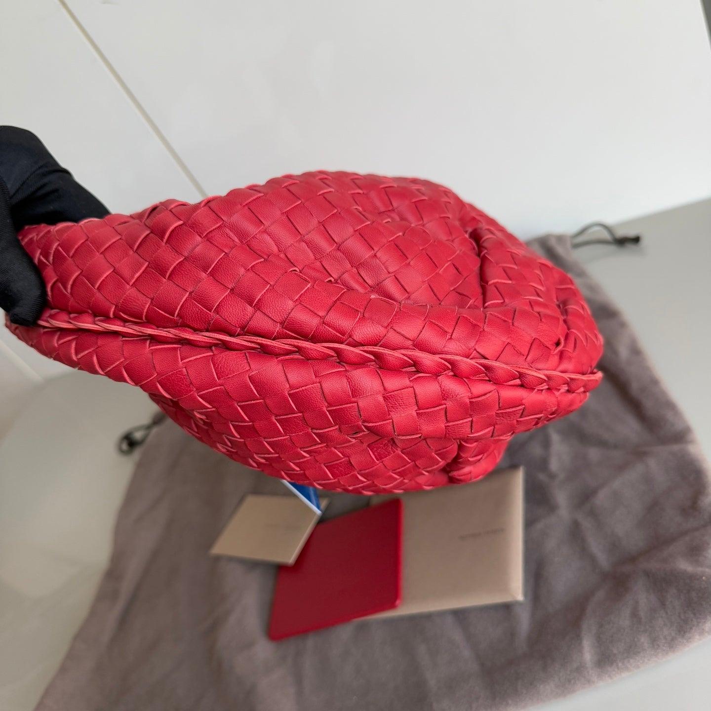 Bottega Veneta Belly Hobo Intrecciato Red Medium 40cm In Excellent Condition For Sale In AUBERVILLIERS, FR