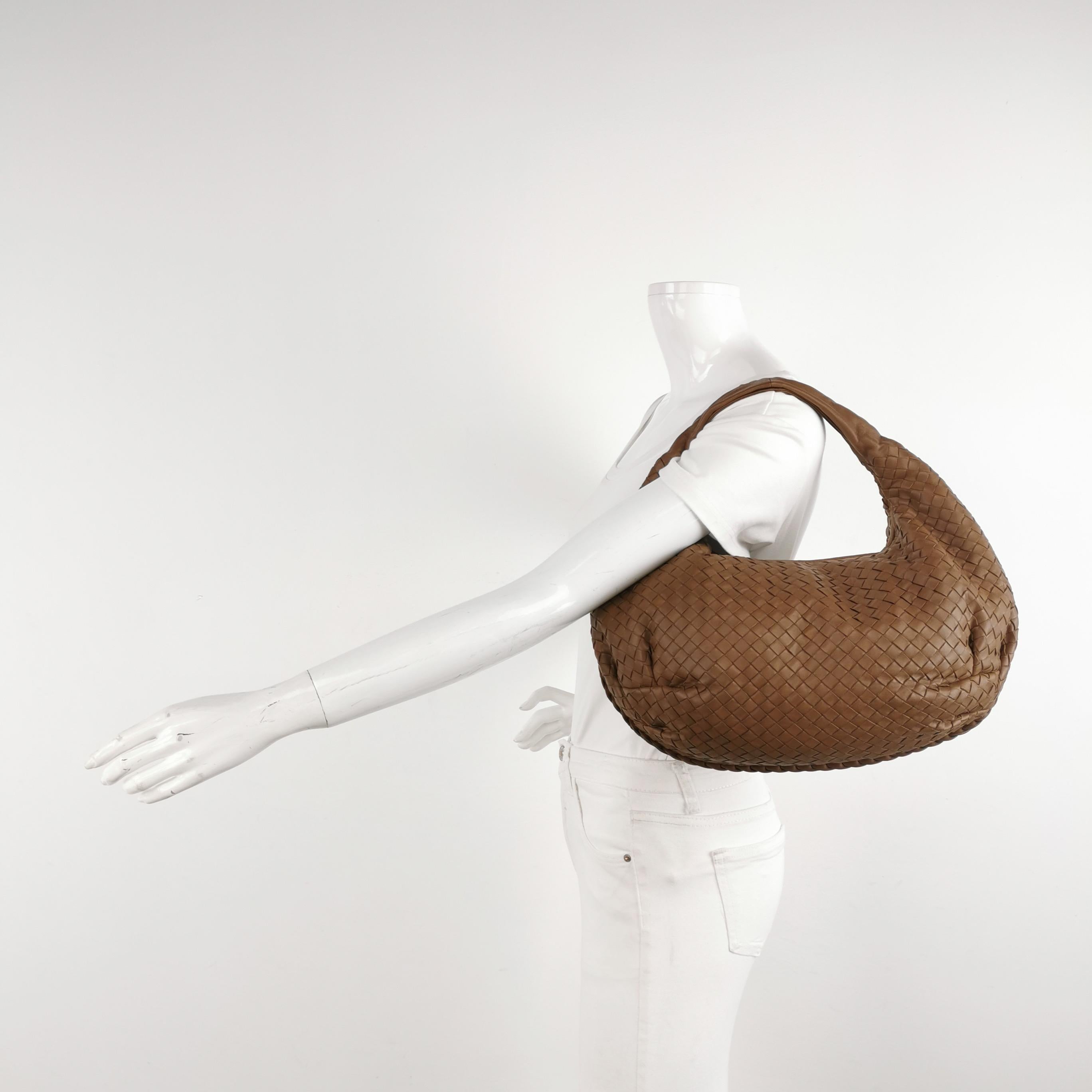 Bottega Veneta Belly Hobo Schlangenhaut Leder Schwarz 50cm
Dies sind professionelle Fotos der tatsächlich von Luxbags angebotenen Tasche.
Diese Bottega Veneta Belly Hobo Bag ist ein außergewöhnliches Stück Luxus, gefertigt aus dem ikonischen