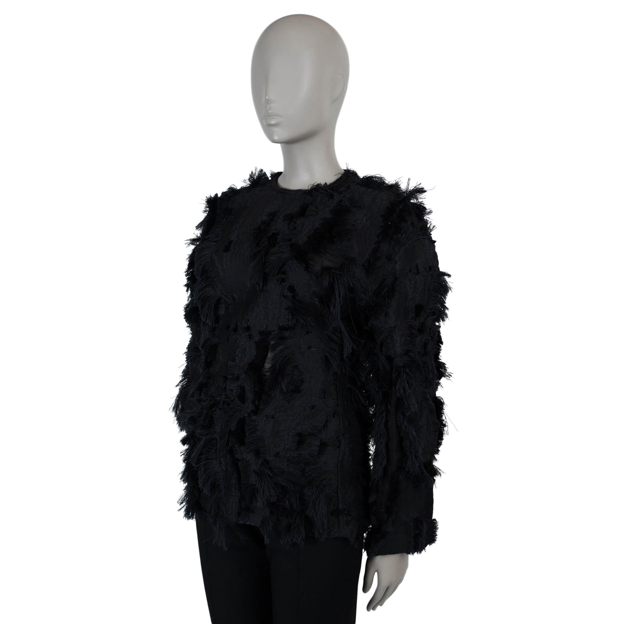 Questo top in fil coupé con frange nero, autentico al 100% di Bottega Veneta, è realizzato in una miscela riccamente strutturata di poliestere (75%), viscosa (20%) e seta (5%). Caratterizzata da una silhouette oversize con spalle scese, si