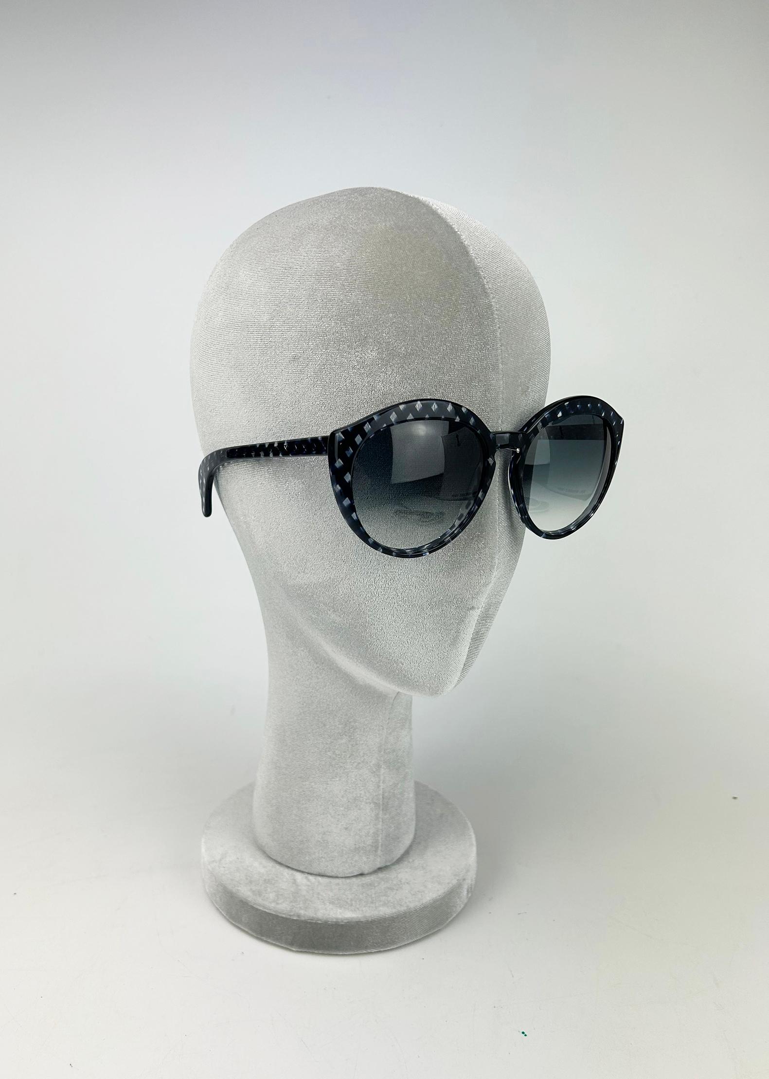 Bottega Veneta Black and Blue Checkered Sunglasses In Excellent Condition For Sale In Philadelphia, PA