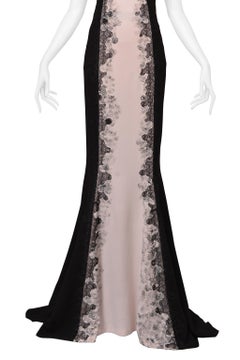 Robe longue Bottega Veneta noire et rose poudré, ornée de dentelle et dotée d'une longue traîne