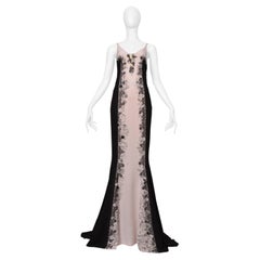 Robe longue Bottega Veneta noire et rose poudré, ornée de dentelle et dotée d'une longue traîne