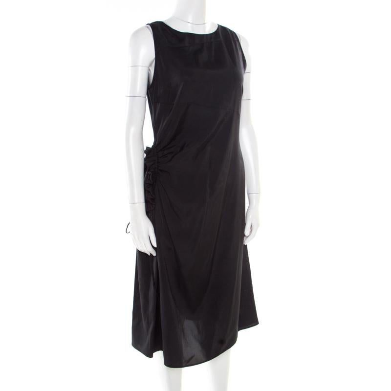 Mit einem umwerfenden Kleid wie diesem von Bottega Veneta kann man nichts falsch machen. Dieses polierte schwarze Modell, das dem neuesten Trend entspricht, ist eine wichtige Ergänzung für Ihren Kleiderschrank. Das mit Drapierungen und Rüschen