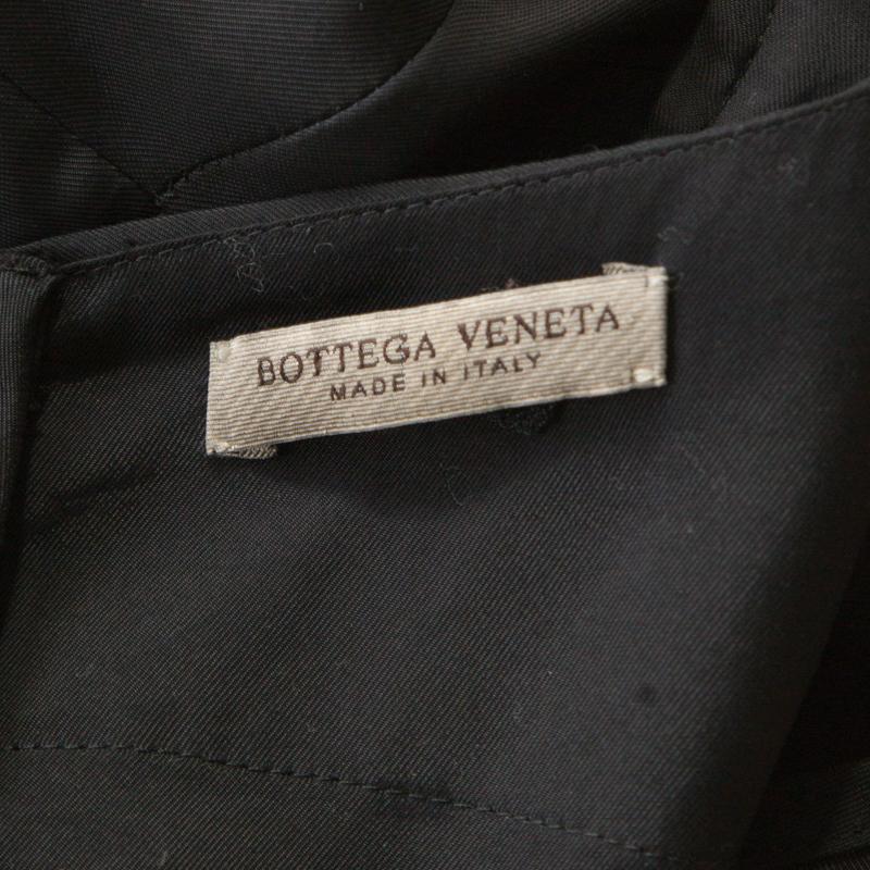Schwarzes asymmetrisches, drapiertes, ärmelloses Etuikleid von Bottega Veneta mit Rüschen S Damen im Angebot