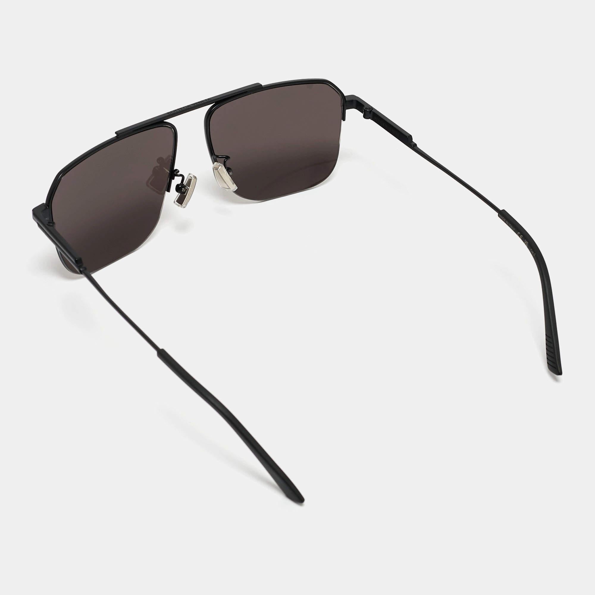 Embrace sunny days in full style with the help of this pair of Bottega Veneta sunglasses. Created with expertise, the luxe sunglasses feature a well-designed frame and high-grade lenses that are equipped to protect your eyes.

Eye Size: 58 mm
Temple