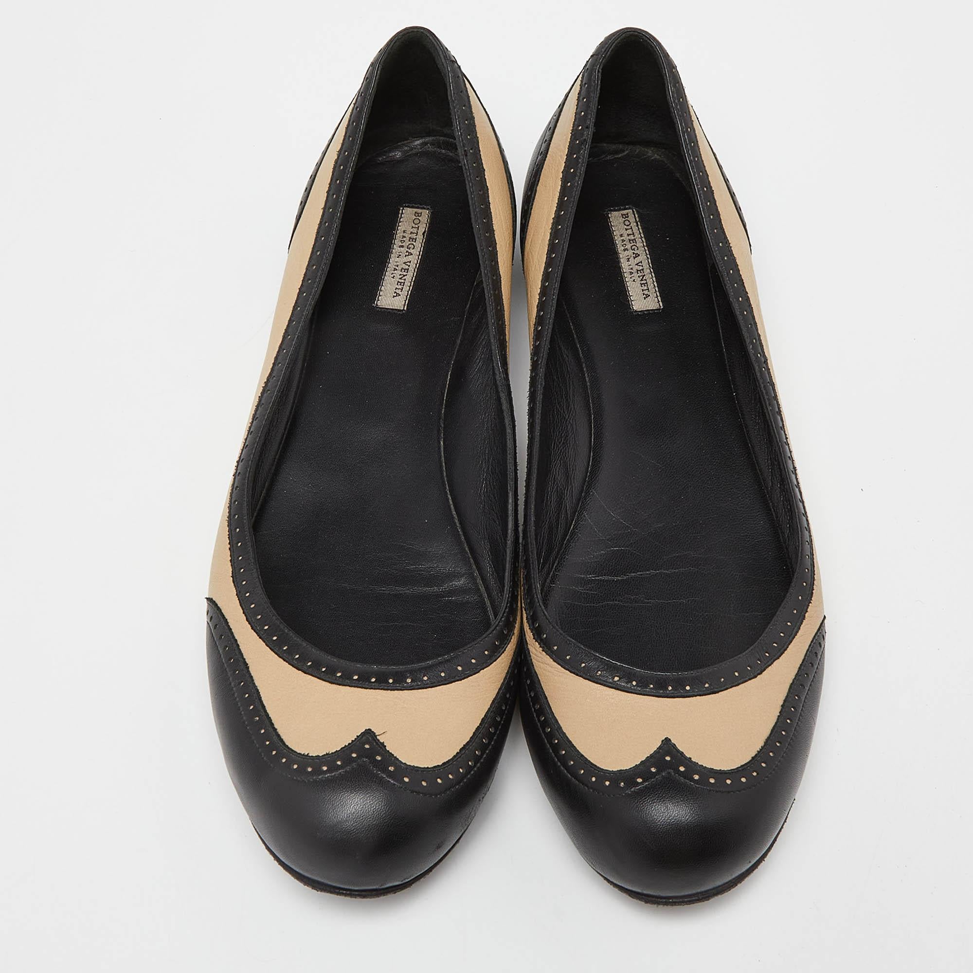 Bottega Veneta Black/Beige Brogue Leather Ballet Flats Size 39.5 In Good Condition In Dubai, Al Qouz 2