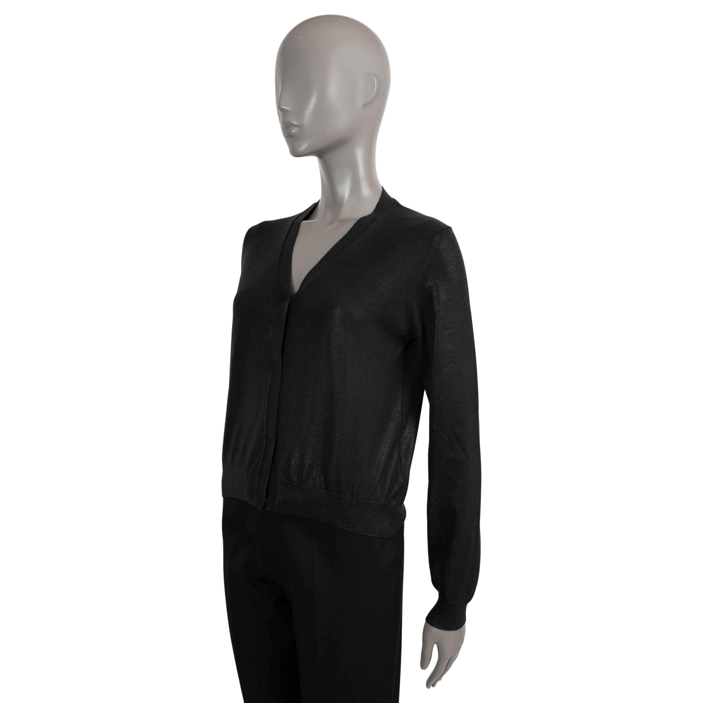 Gilet brillant 100% authentique Bottega Veneta en cachemire noir (70%) et soie (30%). Col en V, poignets et ourlets en tricot côtelé. Fermeture par boutons-poussoirs dissimulés sur le devant. Ont été portés et sont en excellent état.