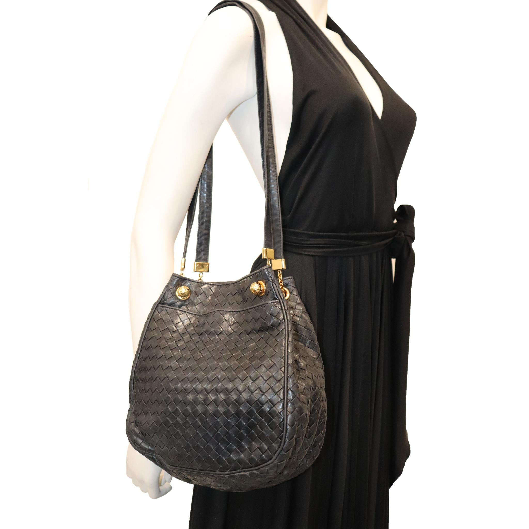 Bottega Veneta Black Classic Woven Bucket Shoulder Bag W/ Gold Accents In Fair Condition In Los Angeles, CA