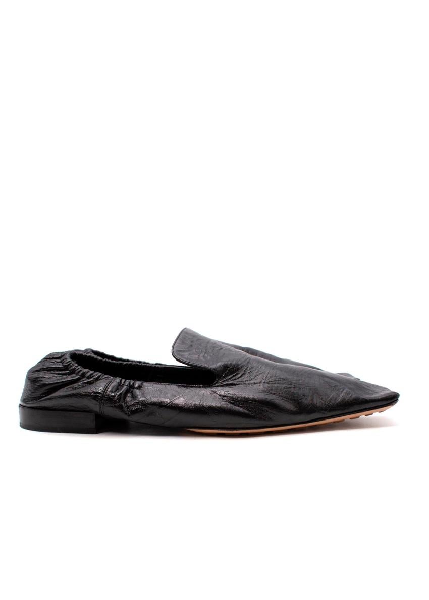 Schwarze Loafers aus Cracleque-Leder mit quadratischer Zehe von Bottega Veneta Damen im Angebot