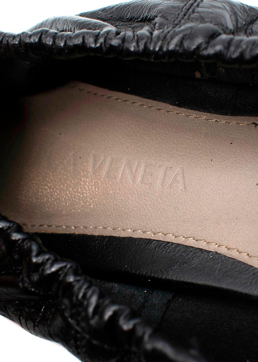 Schwarze Loafers aus Cracleque-Leder mit quadratischer Zehe von Bottega Veneta im Angebot 1