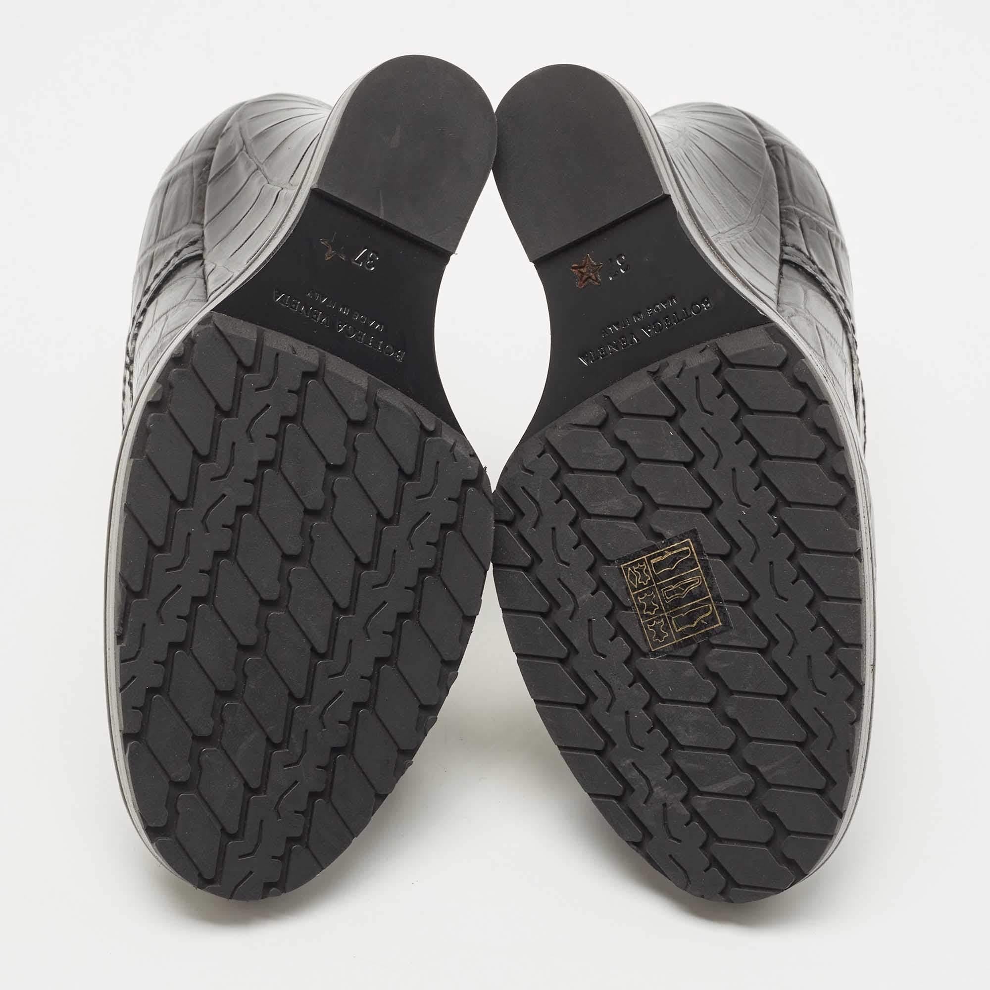Vara 30 Croc-Embossed Leather Pumps
