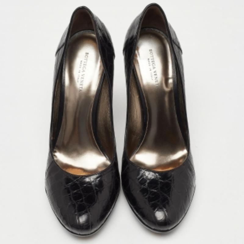 Noir Bottega Veneta - Escarpins à bouts ronds en cuir de crocodile noir - Taille 37 en vente