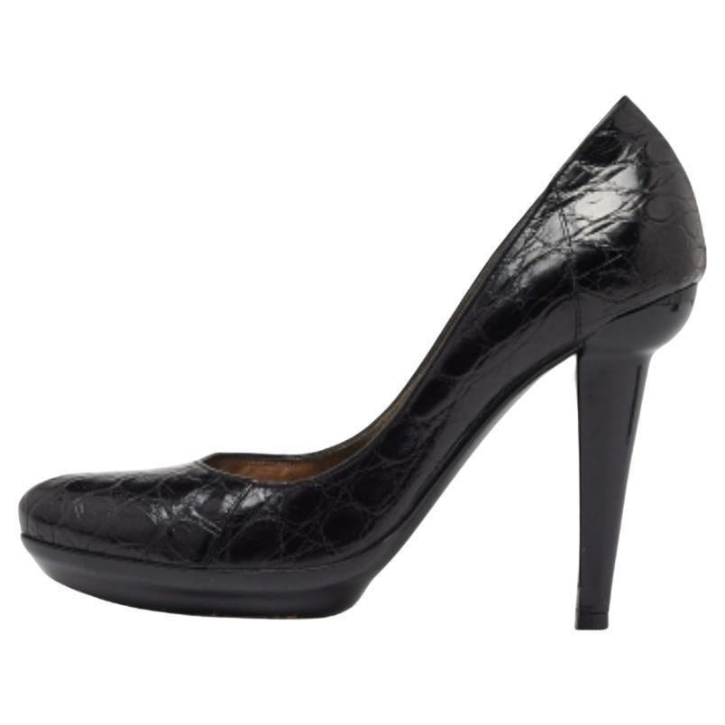 Bottega Veneta Bombas de punta redonda de piel de cocodrilo negra talla 37