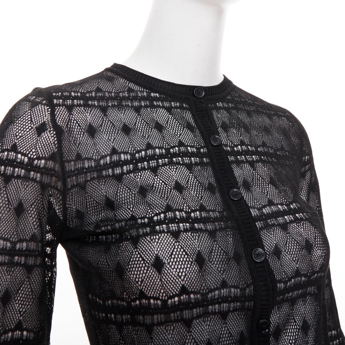 BOTTEGA VENETA schwarzer Häkelstrick-Strickpullover IT36 XXS
Referenz: LNKO/A02606
Marke: Bottega Veneta
Designer: Daniel Lee
MATERIAL: Stoff
Farbe: Schwarz
Muster: Solide
Verschluss: Knopf
Hergestellt in: Italien

ZUSTAND:
Zustand: Sehr gut, dieser