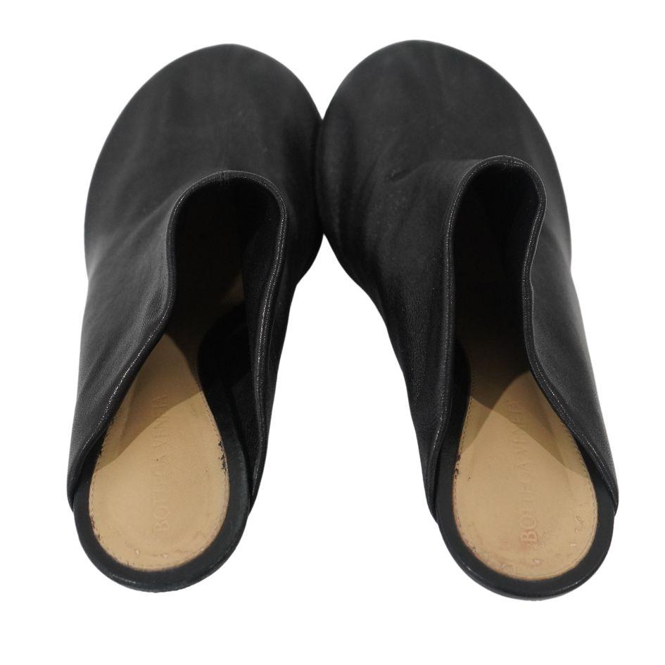Bottega Veneta Mules chaussettes à pois noirs 39,5 Bon état - En vente à Beverly Hills, CA