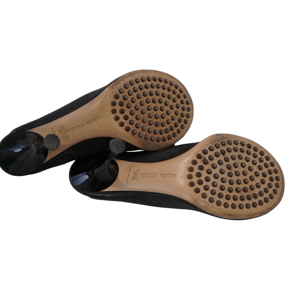 Bottega Veneta Mules chaussettes à pois noirs 39,5 en vente 1