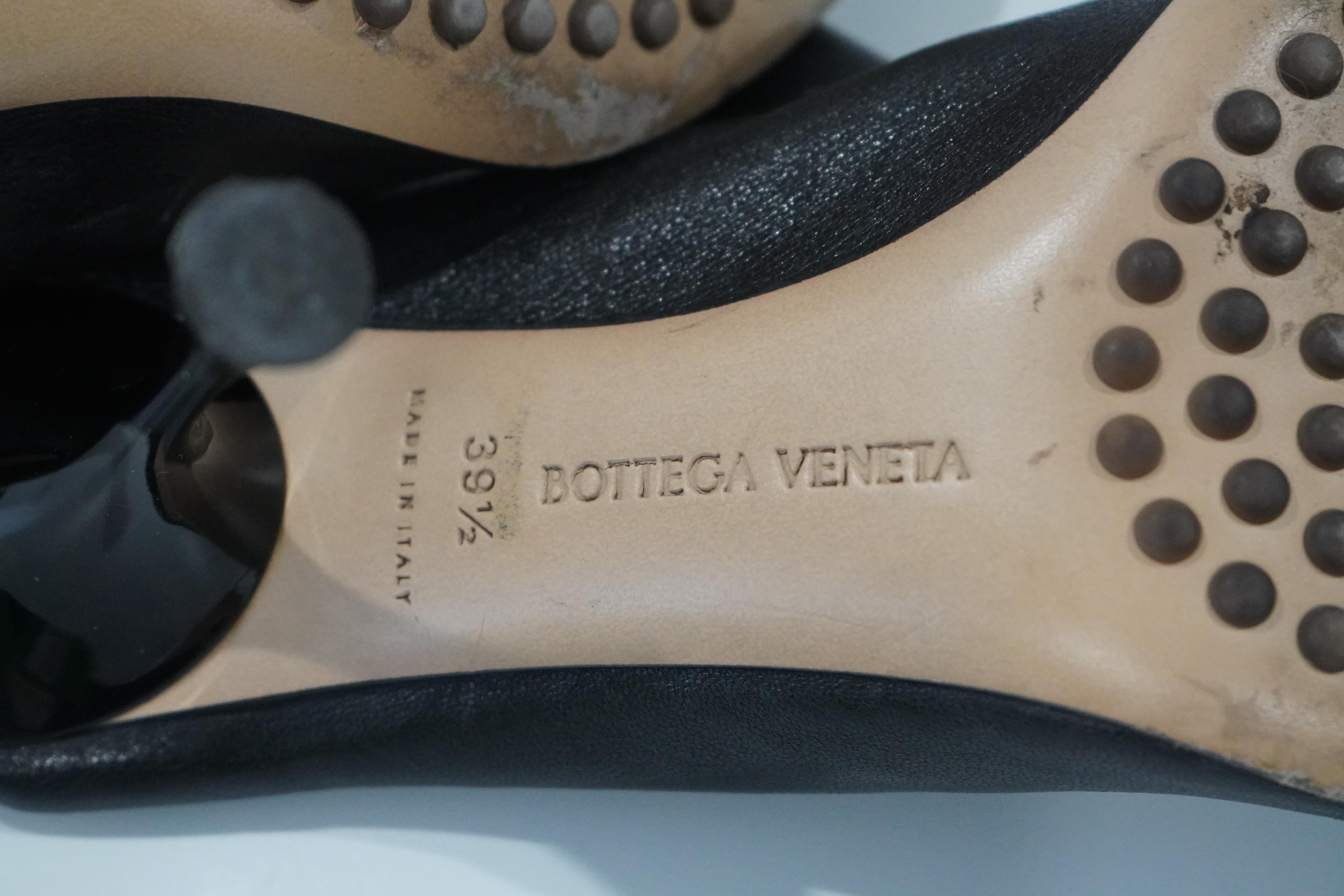 Bottega Veneta Mules chaussettes à pois noirs 39,5 en vente 2