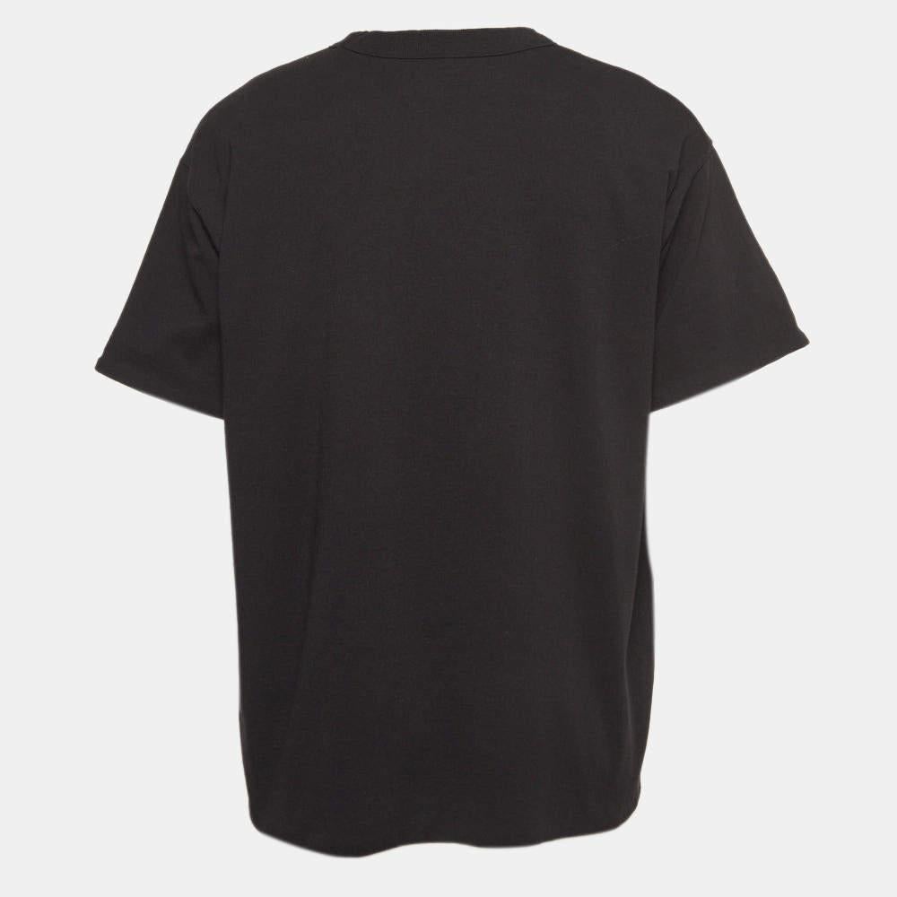 Get the comfort and the right casual style with this designer T-shirt. Designed to be reliable and durable, the creation has a simple neckline and signature detailing.

Includes: Tag
