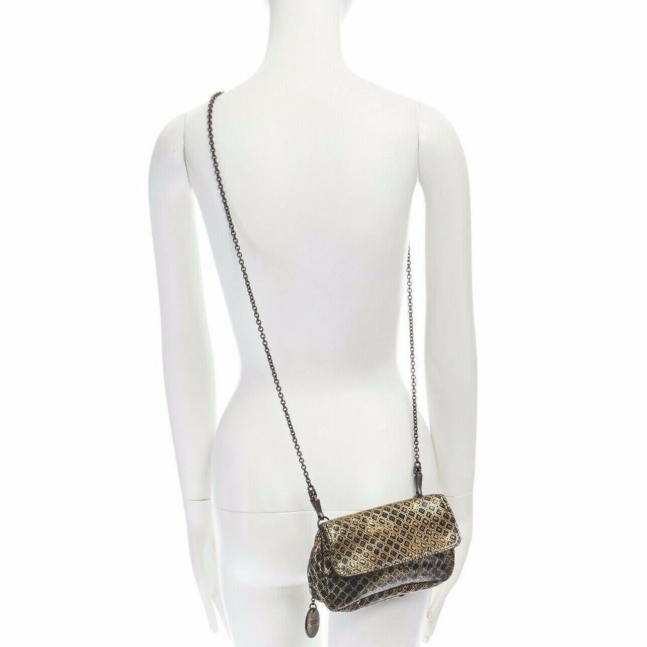 BOTTEGA VENETA black gold printed intrecciato butterfly crossbody chain mini bag

BOTTEGA VENETA
Black leather with gold intreciatto woven leather print. Flap front. Dual snap button on flap. Zip front pocket. Zipper rubbing along base. Butterfly