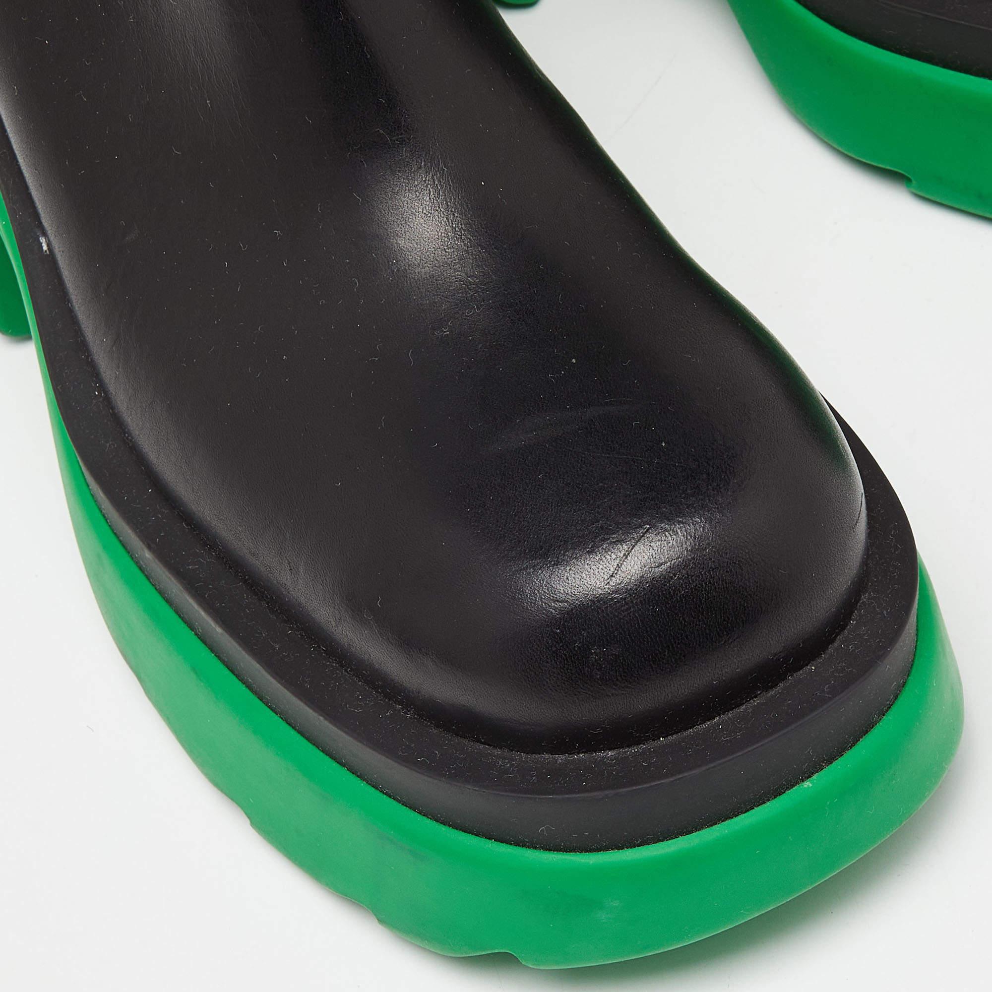 Bottega Veneta Black/Green Tire Chelsea Ankle Length Boots Size 37 In Good Condition For Sale In Dubai, Al Qouz 2