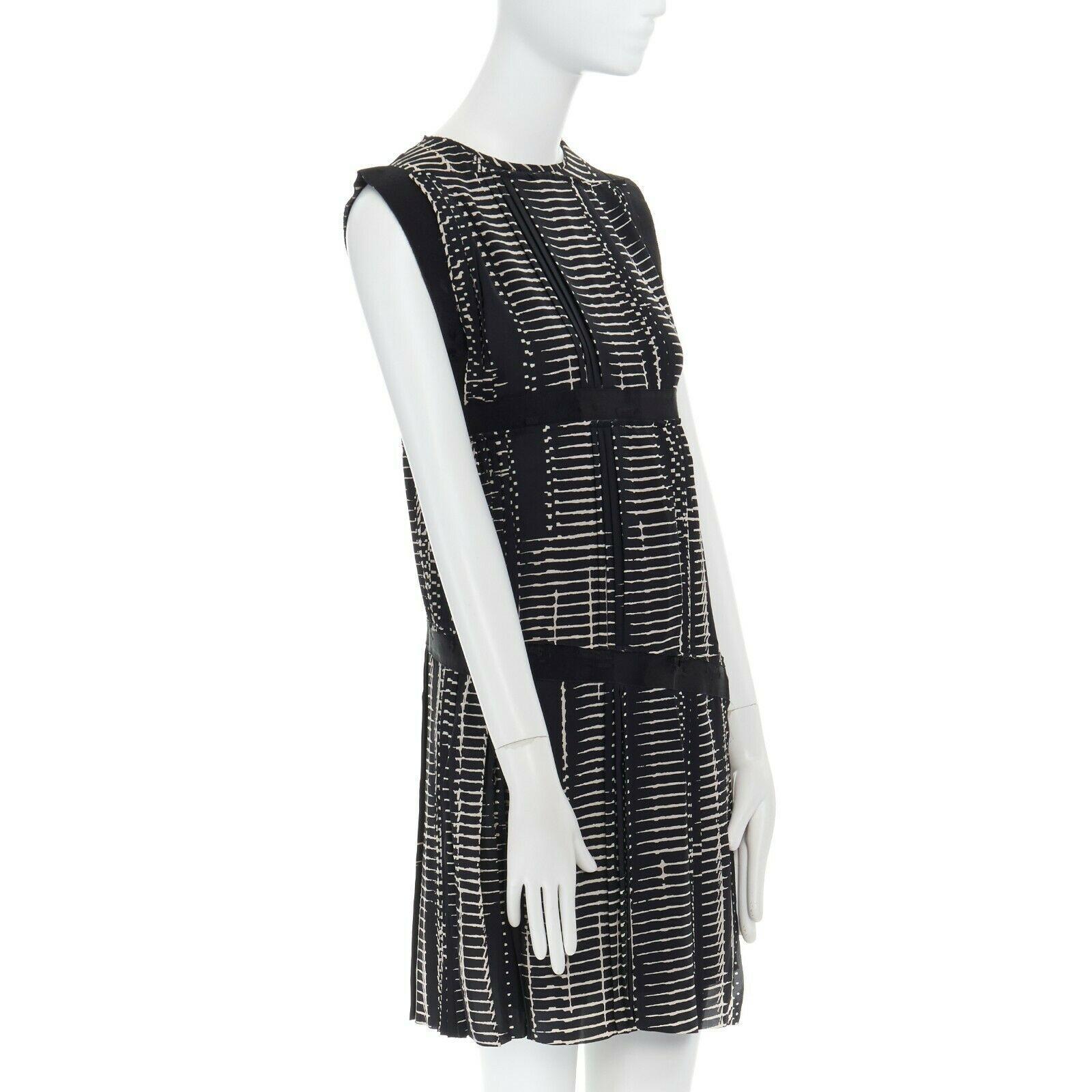 BOTTEGA VENETA black grey geometric print distressed grosgrain trimmed dress XS In Excellent Condition In Hong Kong, NT
