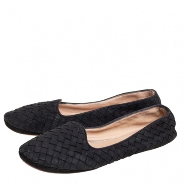 One glance at this pair from Bottega Veneta and you'll know what your shoe collection has been missing all along! Crafted with excellence in their Intrecciato pattern using leather, these smoking slippers are simply luxe. Round toes, leather