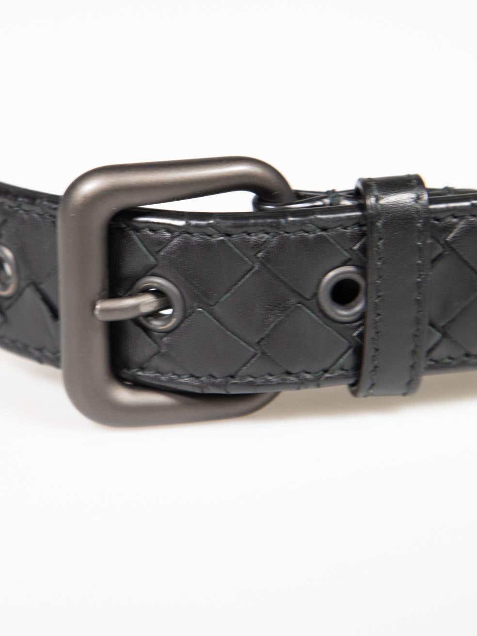 CONDIZIONE: molto buona. L'usura della cinghia è minima. Usura minima della fibbia e degli occhielli, dove sono visibili dei graffi. Abrasione sul lato interno della pelle di questo articolo usato di Bottega Veneta.
 

 

 

 Dettagli
 

 

 Nero
