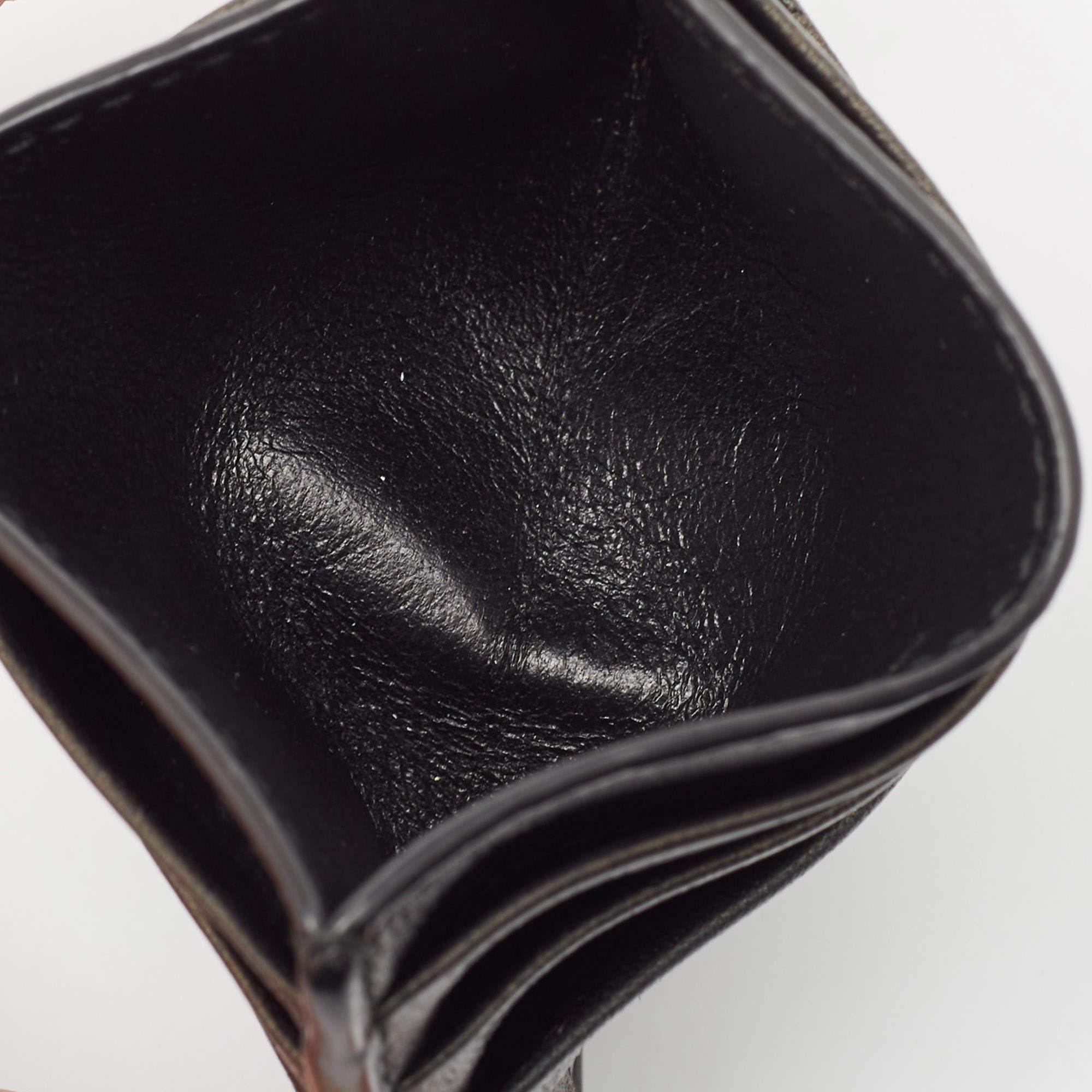 Questo portacarte di Bottega Veneta è il modo più elegante per organizzare i tuoi oggetti essenziali. È realizzata in pelle Intrecciato marrone all'esterno. È dotato di diverse alternative di archiviazione che possono ospitare le tue carte e la tua