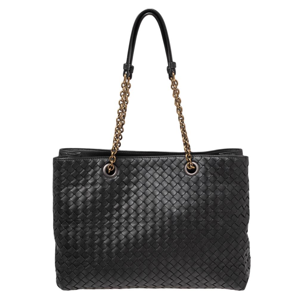 Make a fine addition to your collection with this Bottega Veneta tote bag. It is crafted from leather and features two chain-added handles. The exterior of the bag carries the famous Intrecciato weave — the House's iconic motif. The interior is
