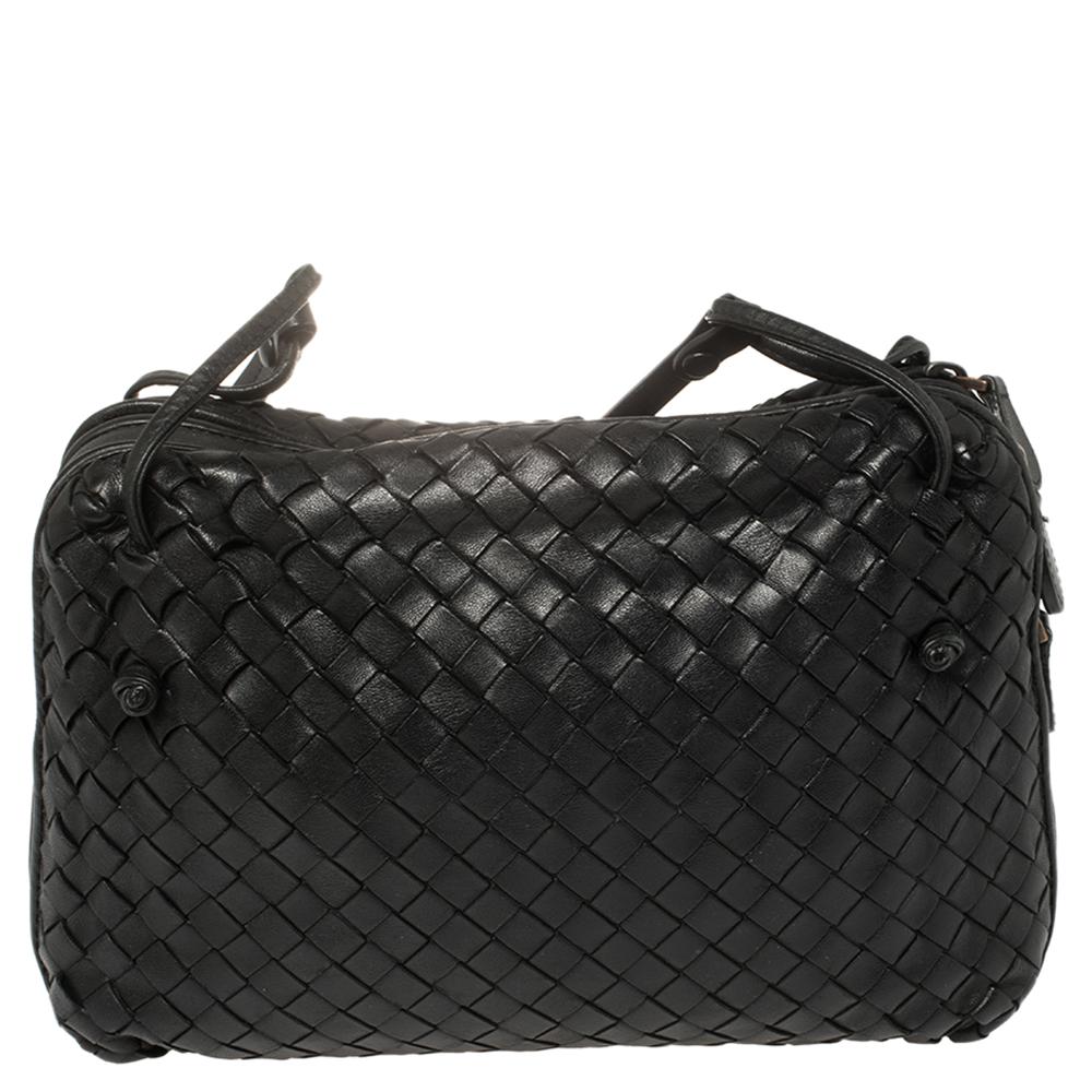 Diese Nodini Tasche von Bottega Veneta ist aus schwarzem Leder in der charakteristischen Intrecciato-Webtechnik gefertigt und zeigt eine nahtlose Silhouette. Diese Umhängetasche:: die Eleganz und subtilen Charme verkörpert:: wird von einem langen
