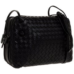 Bottega Veneta Schwarz Intrecciato Leder Doppelreißverschluss Nodini Crossbody Tasche