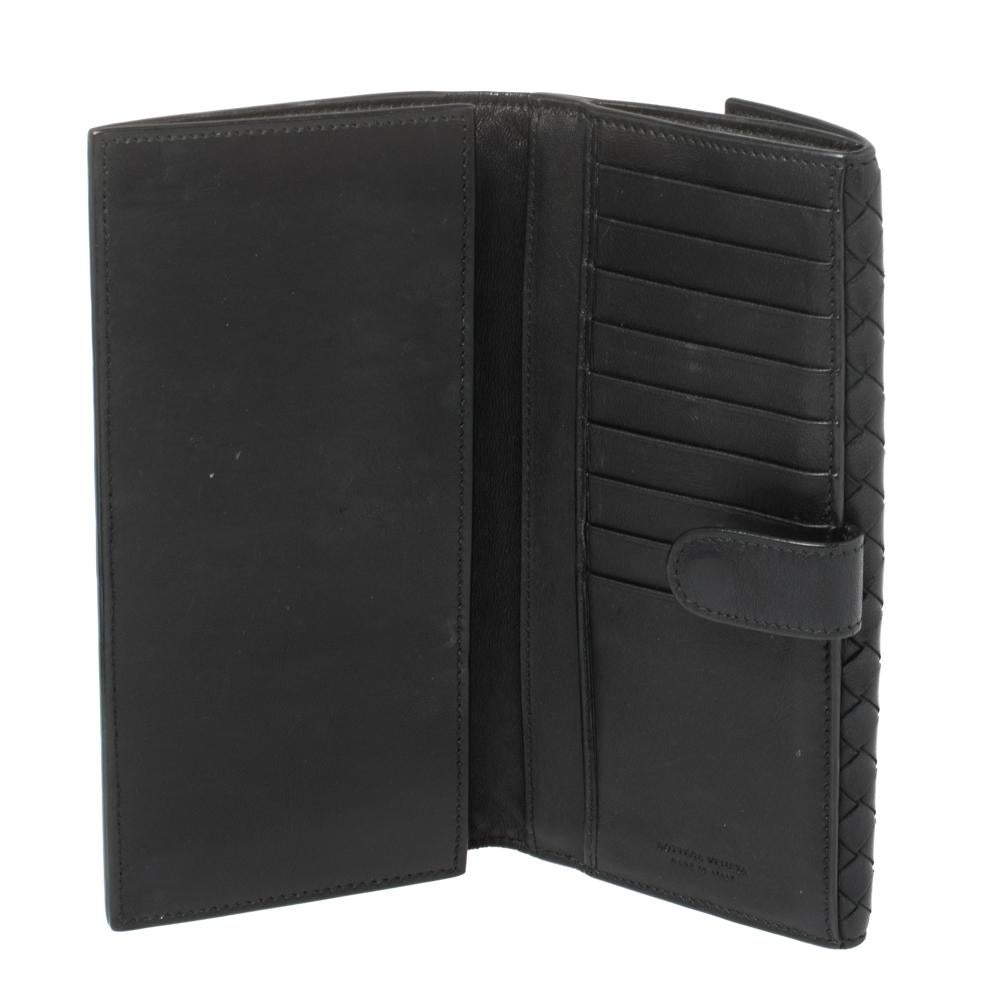 This Bottega Veneta wallet is conveniently designed for everyday use. Crafted from leather, the piece has a lovely black shade, and a leather and nylon lined interior that houses multiple card slots and compartments for you to arrange your cash.