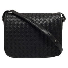 Bottega Veneta Schwarze Intrecciato-Lederklappe Crossbody Tasche