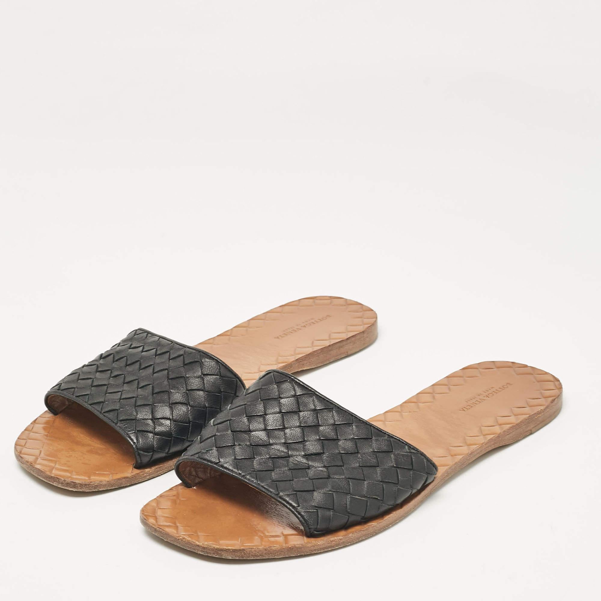A perfect blend of luxury style and comfort these designer flats are made using quality materials and frame your feet in the most refined way. They can be paired with a host of outfits from your wardrobe.