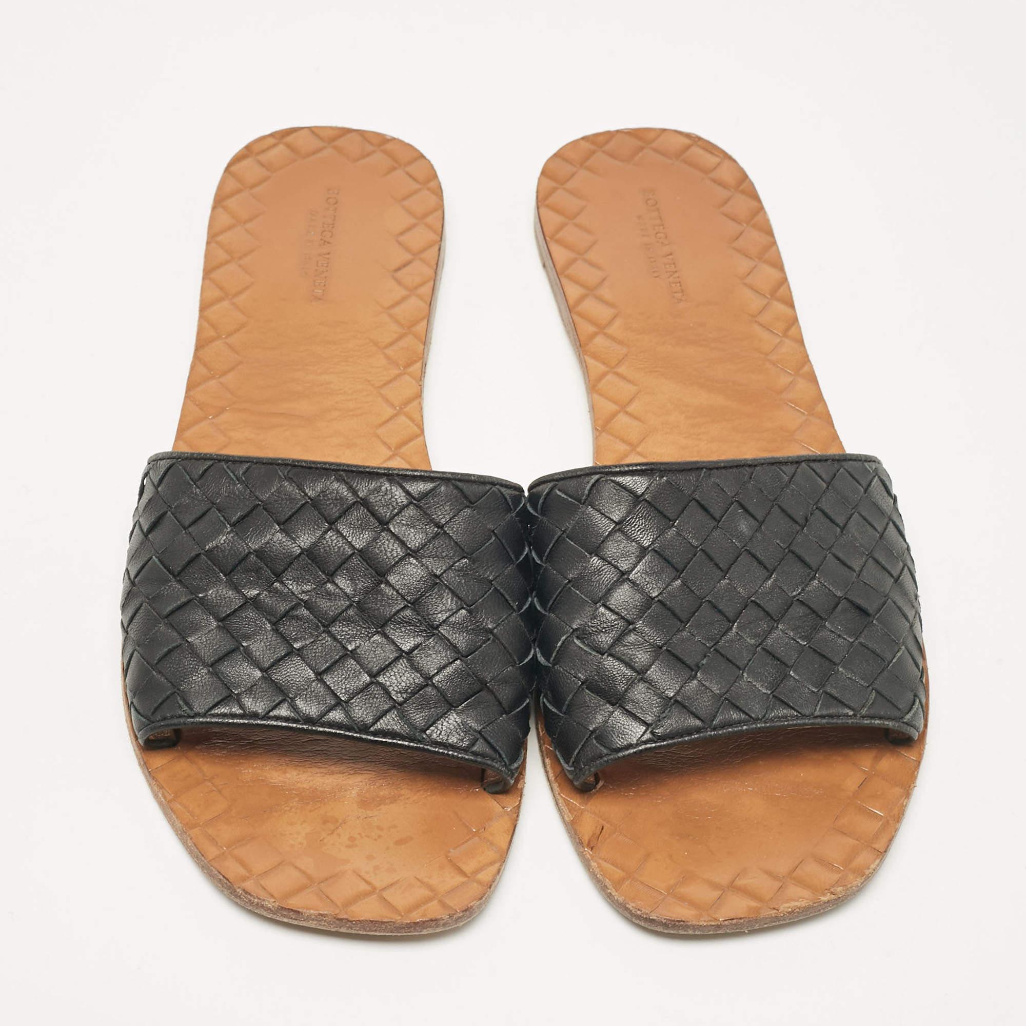 Bottega Veneta Black Intrecciato Leather Flat Slides Size 40 In Good Condition For Sale In Dubai, Al Qouz 2